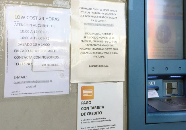 Estación de servicio en Valencia que anuncia un horario (de 10.00 a 14.00 y de 16.00 a 19.00) muy inferior al establecido por el reglamento (de 6.00 a 22.00 horas)